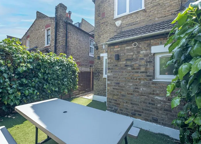 Luxury 3 Bedroom 2 Bathroom House, Fulham By 360Stays London