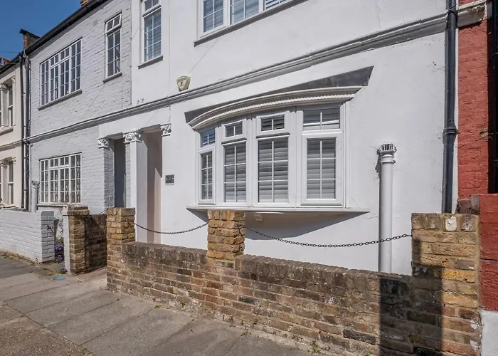 Luxury 3 Bedroom 2 Bathroom House, Fulham By 360Stays London